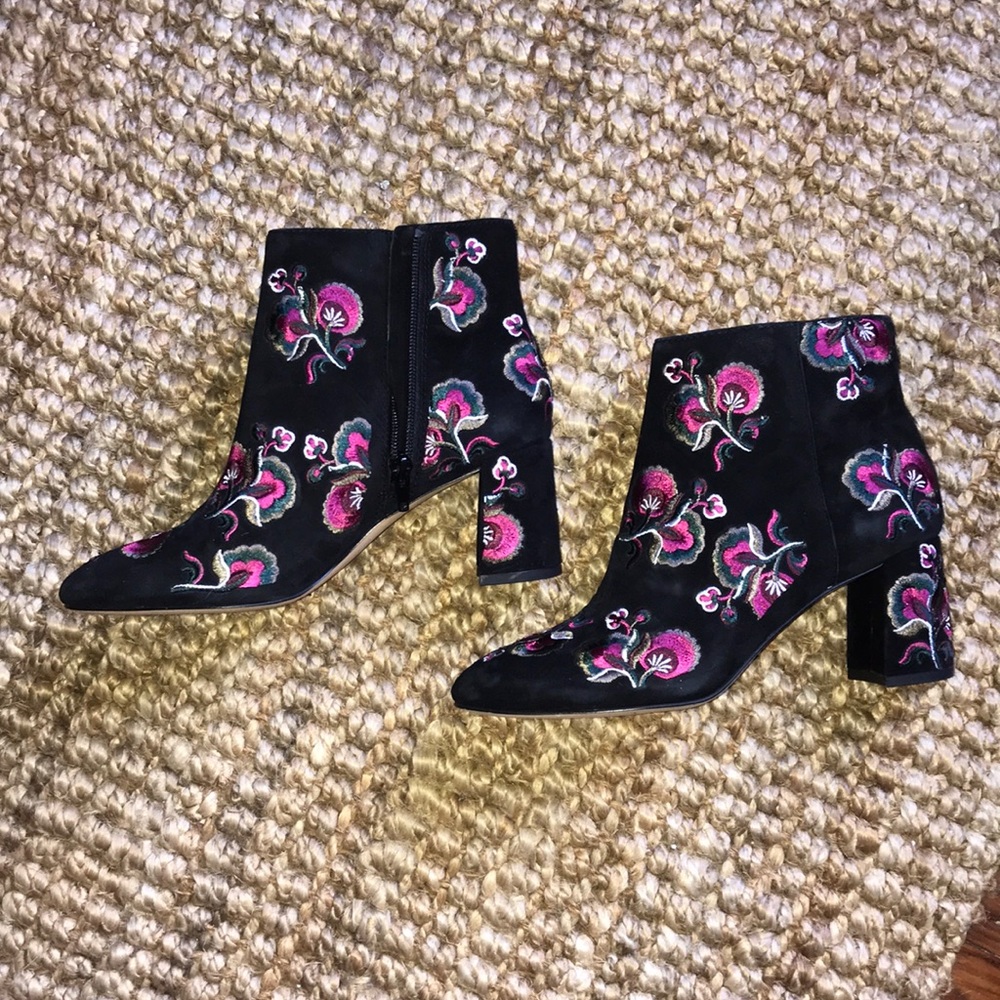 SALE!!! Ann Taylor Black Floral Bootie sz 6.5